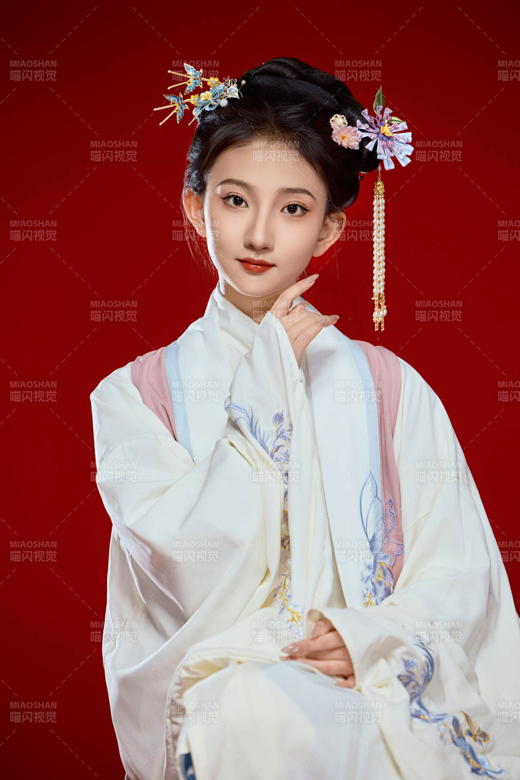 红色背景下穿着中国明朝明制汉服服饰的少女图片