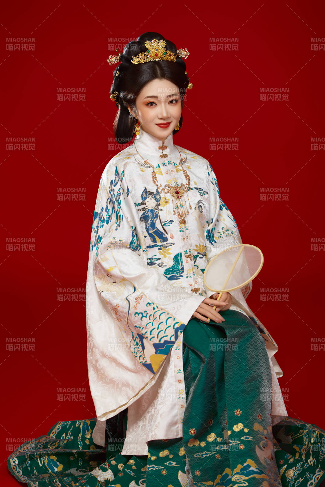 红色背景下穿着中国明朝明制汉服服饰的少女图片