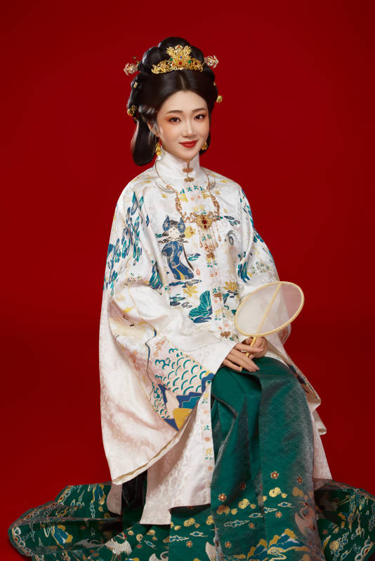 红色背景下穿着中国明朝明制汉服服饰的少女图片