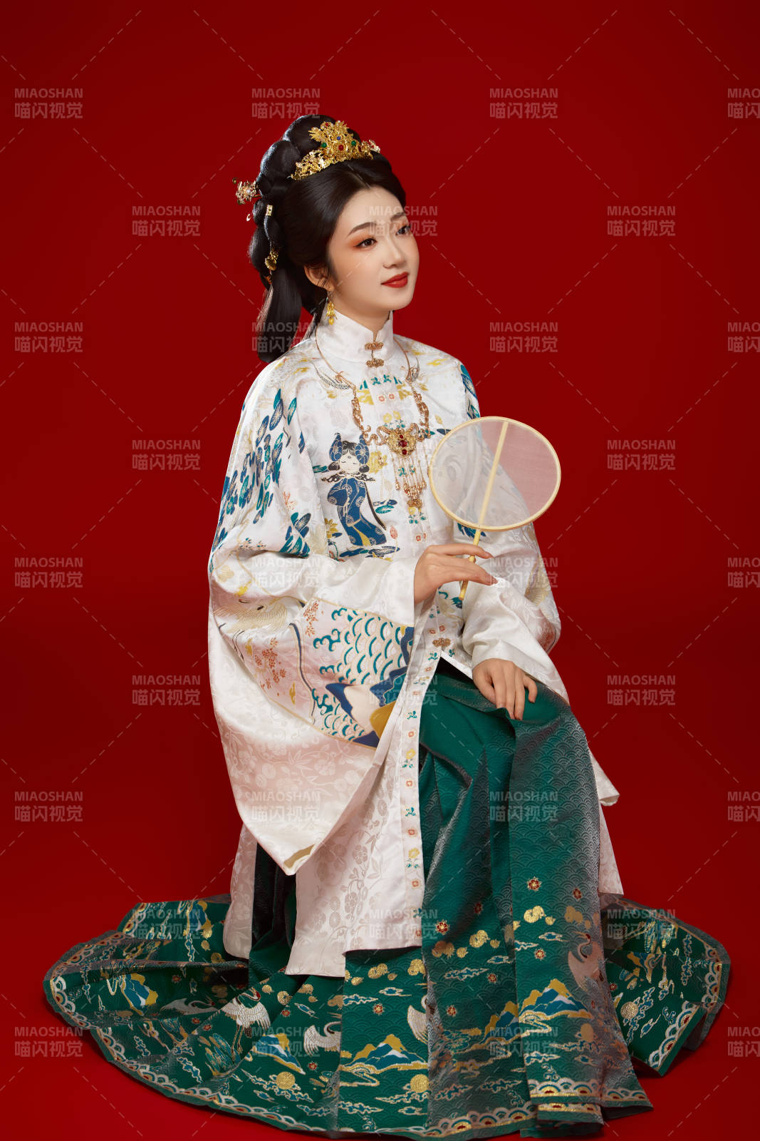 红色背景下穿着中国明朝明制汉服服饰的少女图片