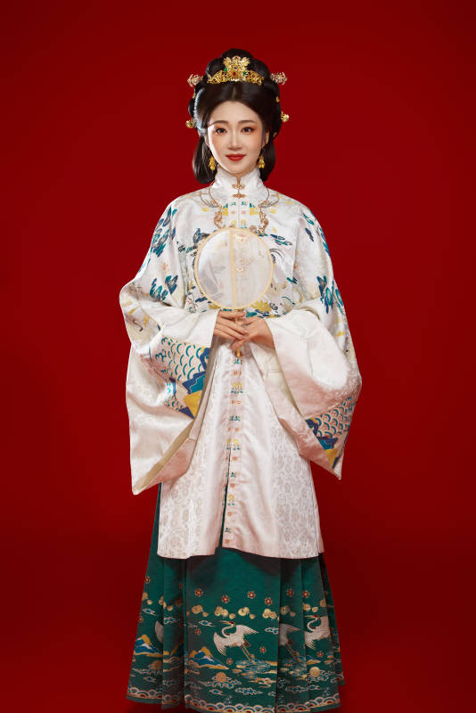 红色背景下穿着中国明朝明制汉服服饰的少女图片