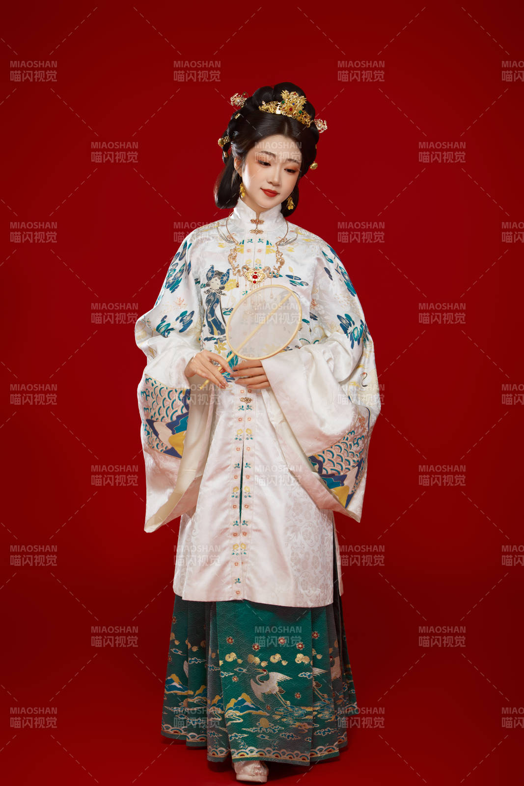 红色背景下穿着中国明朝明制汉服服饰的少女图片