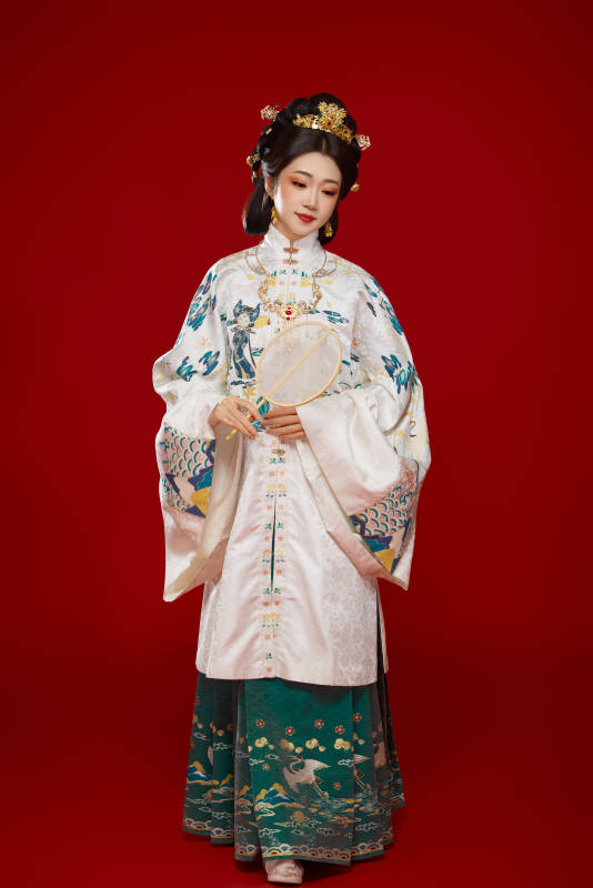 红色背景下穿着中国明朝明制汉服服饰的少女图片