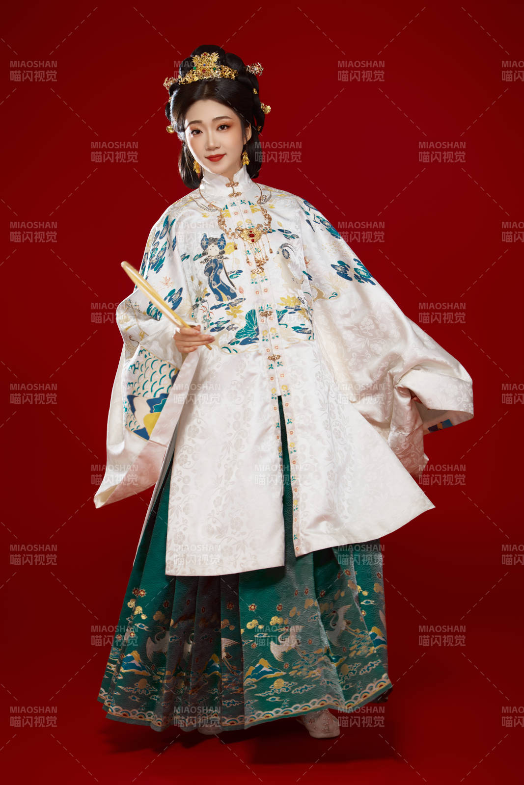 红色背景下穿着中国明朝明制汉服服饰的少女图片