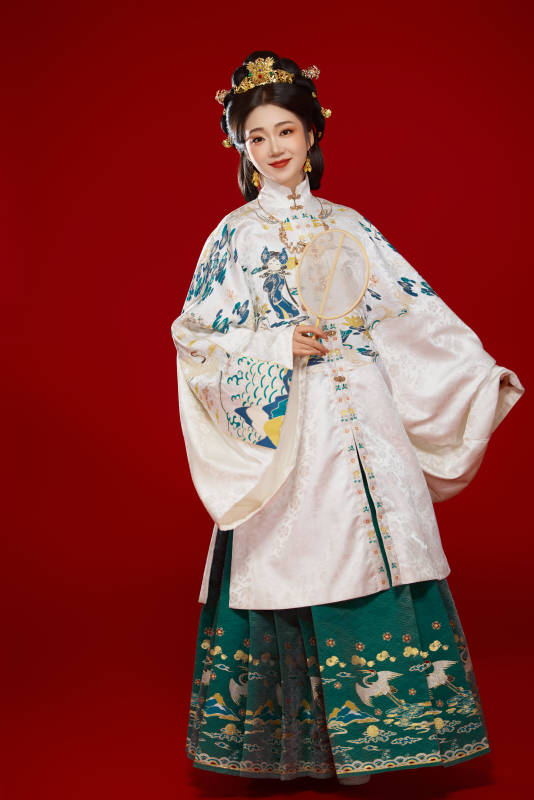 红色背景下穿着中国明朝明制汉服服饰的少女图片