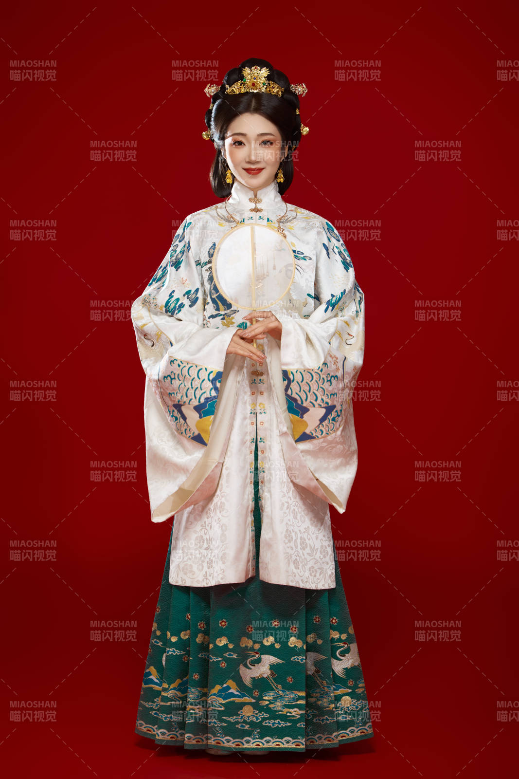 红色背景下穿着中国明朝明制汉服服饰的少女图片