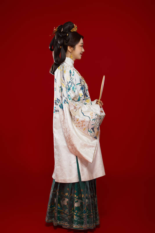 红色背景下穿着中国明朝明制汉服服饰的少女图片