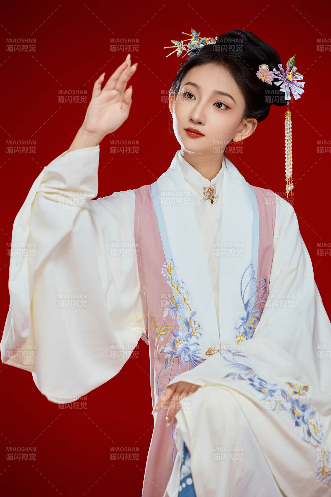 红色背景下穿着中国明朝明制汉服服饰的少女图片