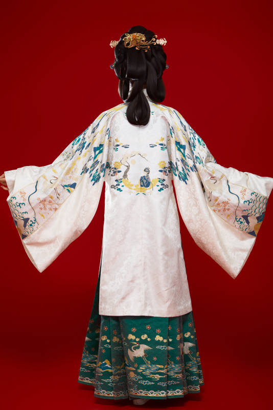 红色背景下穿着中国明朝明制汉服服饰的少女图片