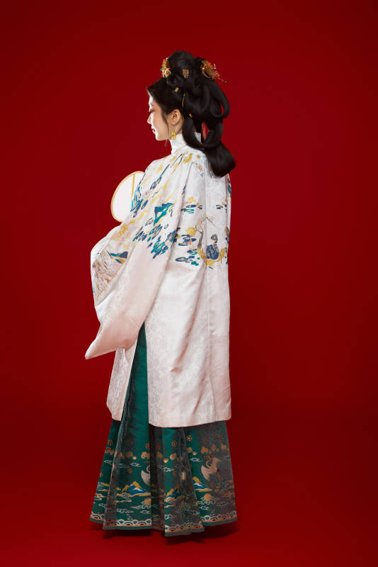 红色背景下穿着中国明朝明制汉服服饰的少女图片