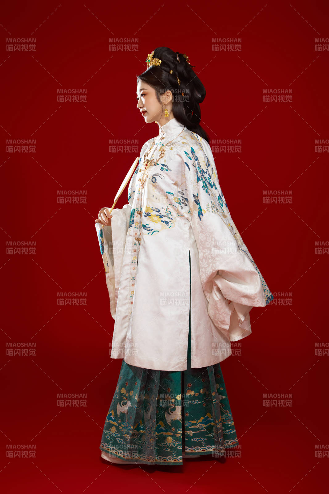 红色背景下穿着中国明朝明制汉服服饰的少女图片