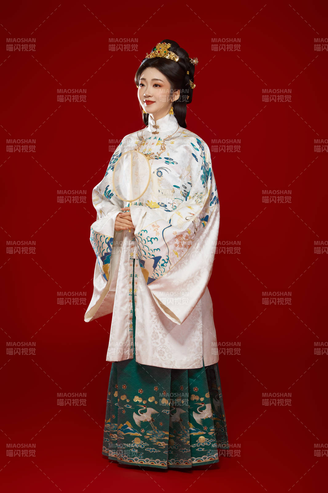 红色背景下穿着中国明朝明制汉服服饰的少女图片