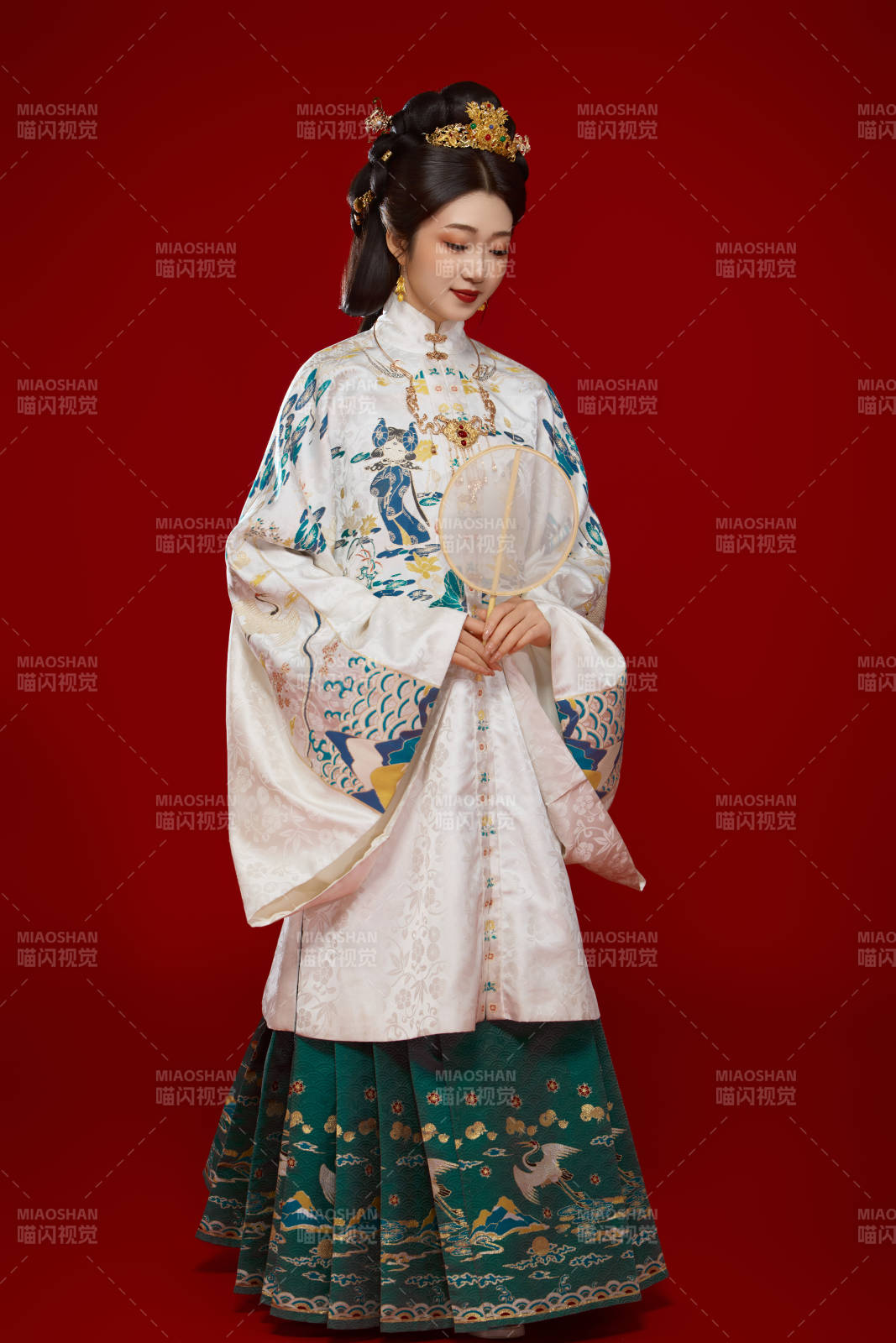 红色背景下穿着中国明朝明制汉服服饰的少女图片