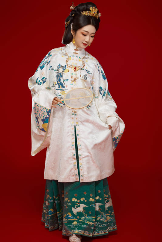 红色背景下穿着中国明朝明制汉服服饰的少女图片