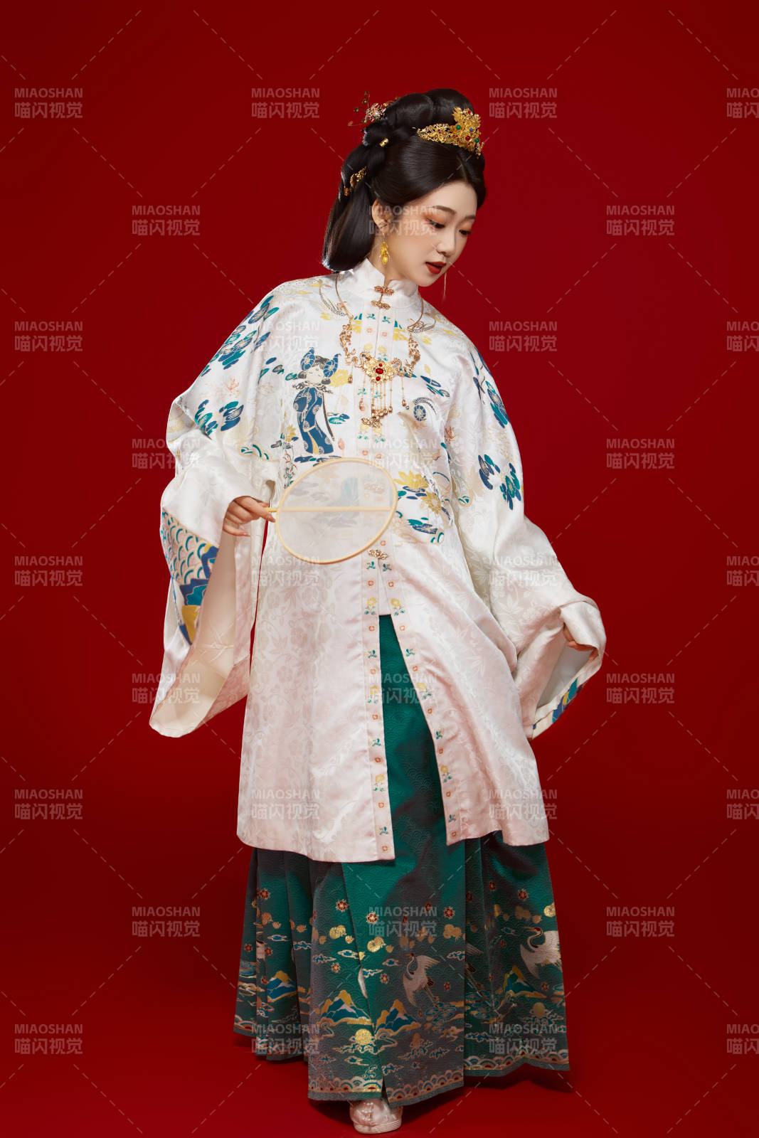 红色背景下穿着中国明朝明制汉服服饰的少女图片