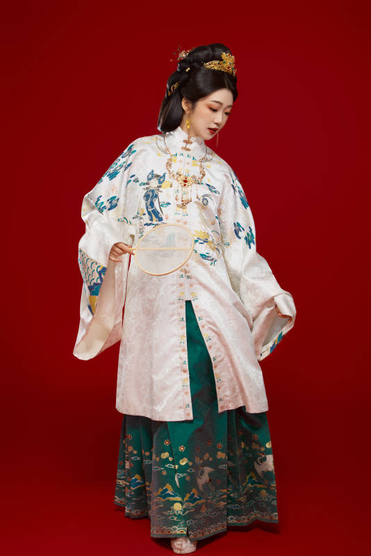 红色背景下穿着中国明朝明制汉服服饰的少女图片