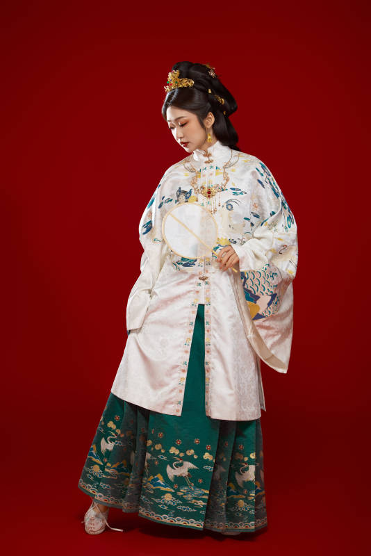 红色背景下穿着中国明朝明制汉服服饰的少女图片