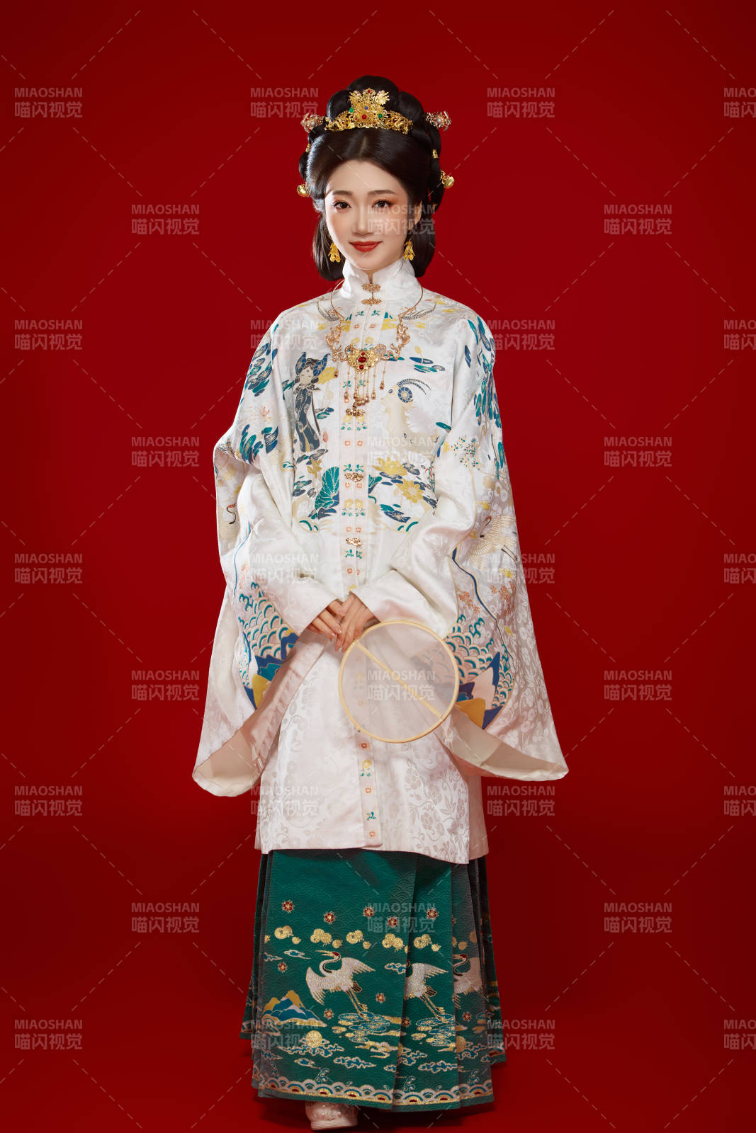 红色背景下穿着中国明朝明制汉服服饰的少女图片