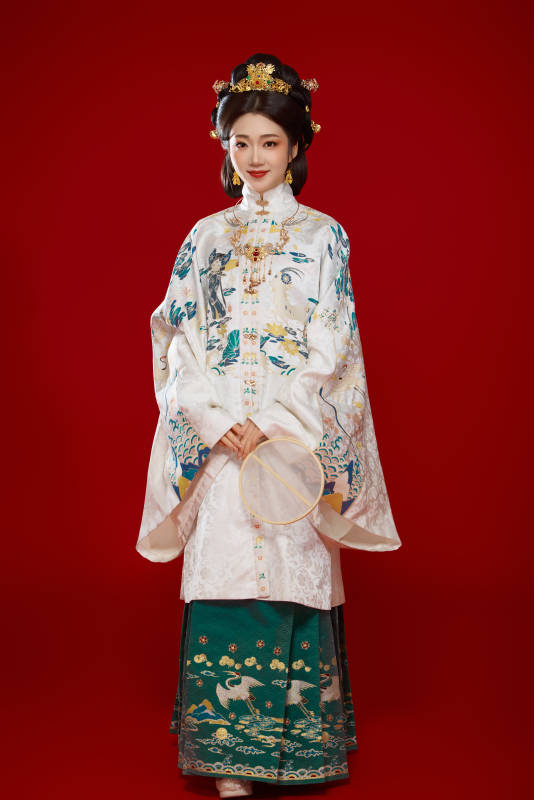 红色背景下穿着中国明朝明制汉服服饰的少女图片