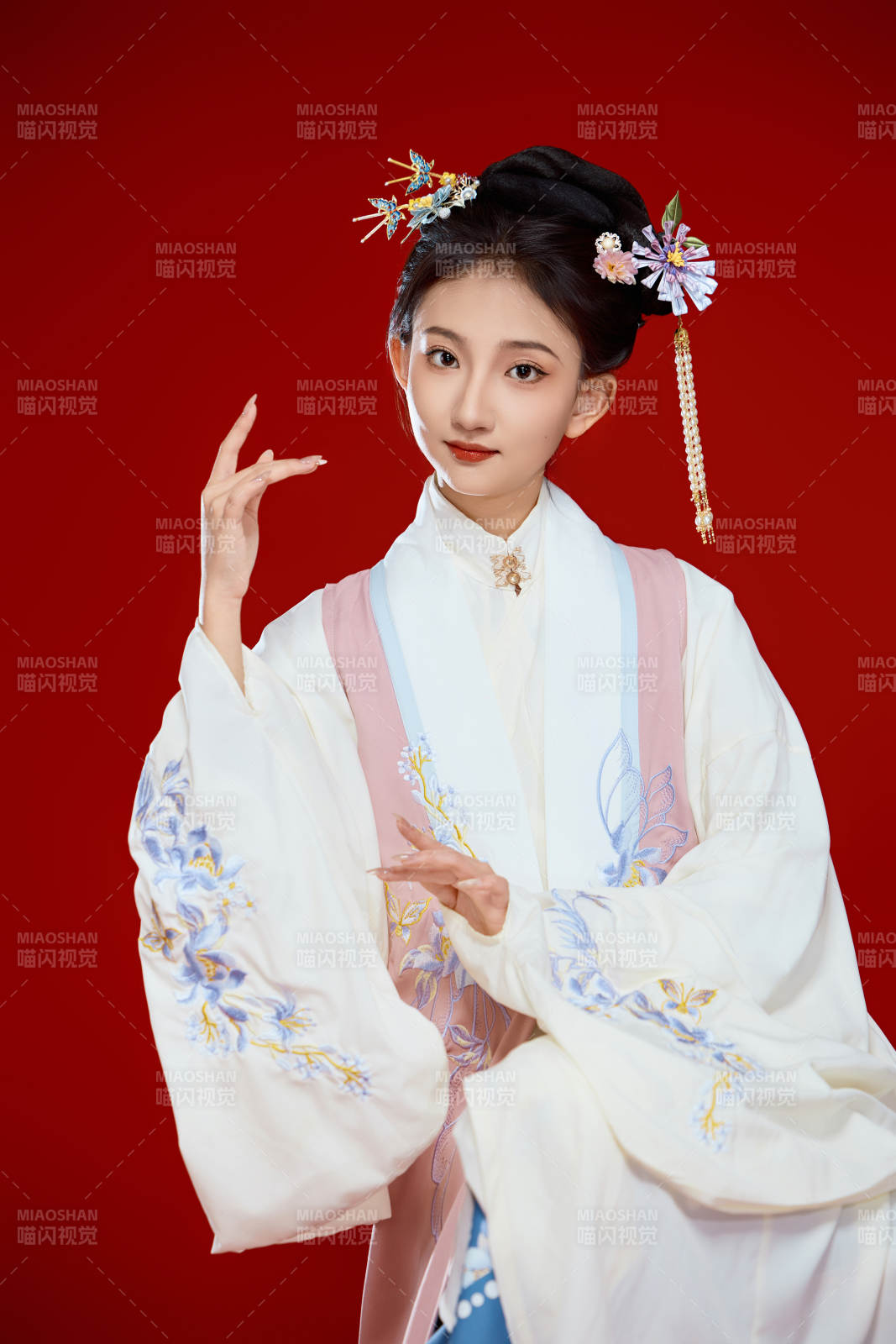 红色背景下穿着中国明朝明制汉服服饰的少女图片