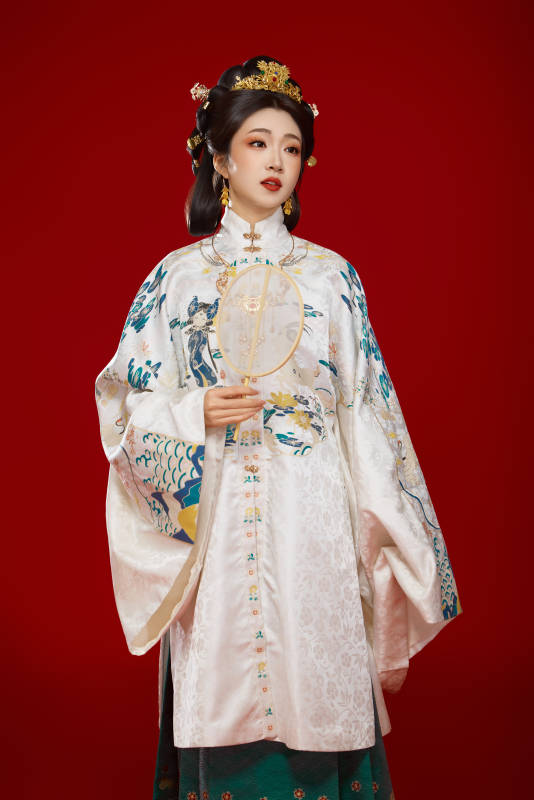 红色背景下穿着中国明朝明制汉服服饰的少女图片