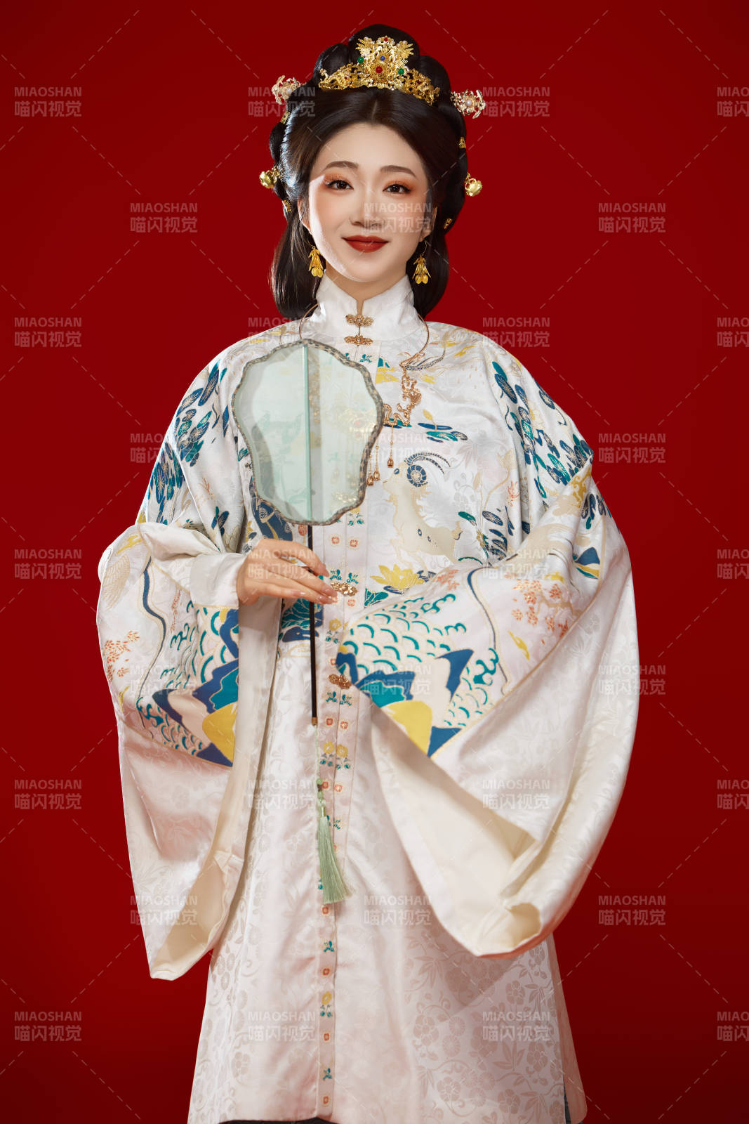 红色背景下穿着中国明朝明制汉服服饰的少女图片