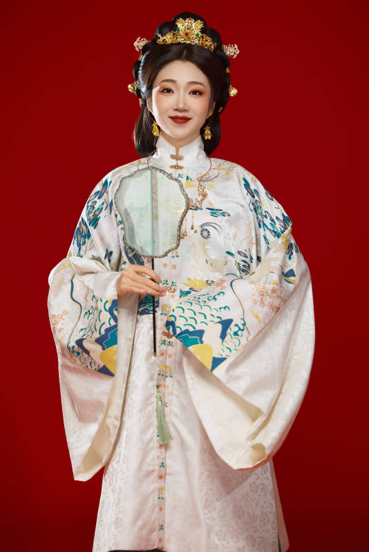 红色背景下穿着中国明朝明制汉服服饰的少女图片