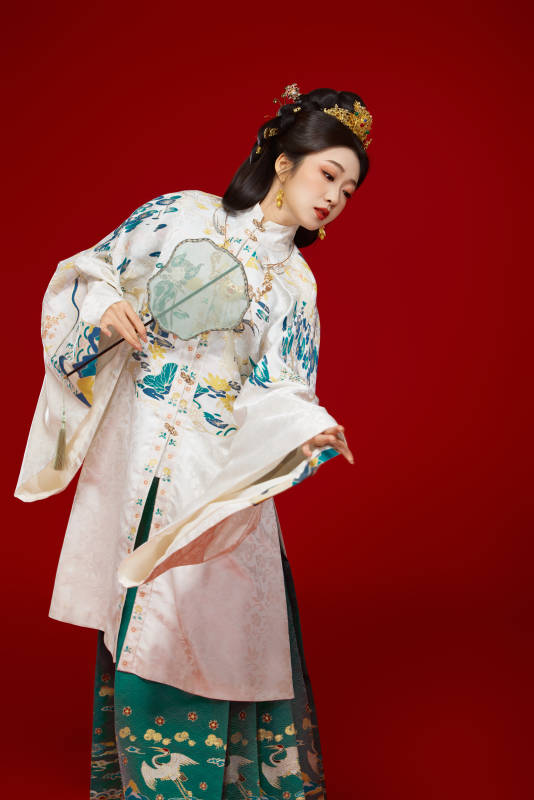 红色背景下穿着中国明朝明制汉服服饰的少女图片