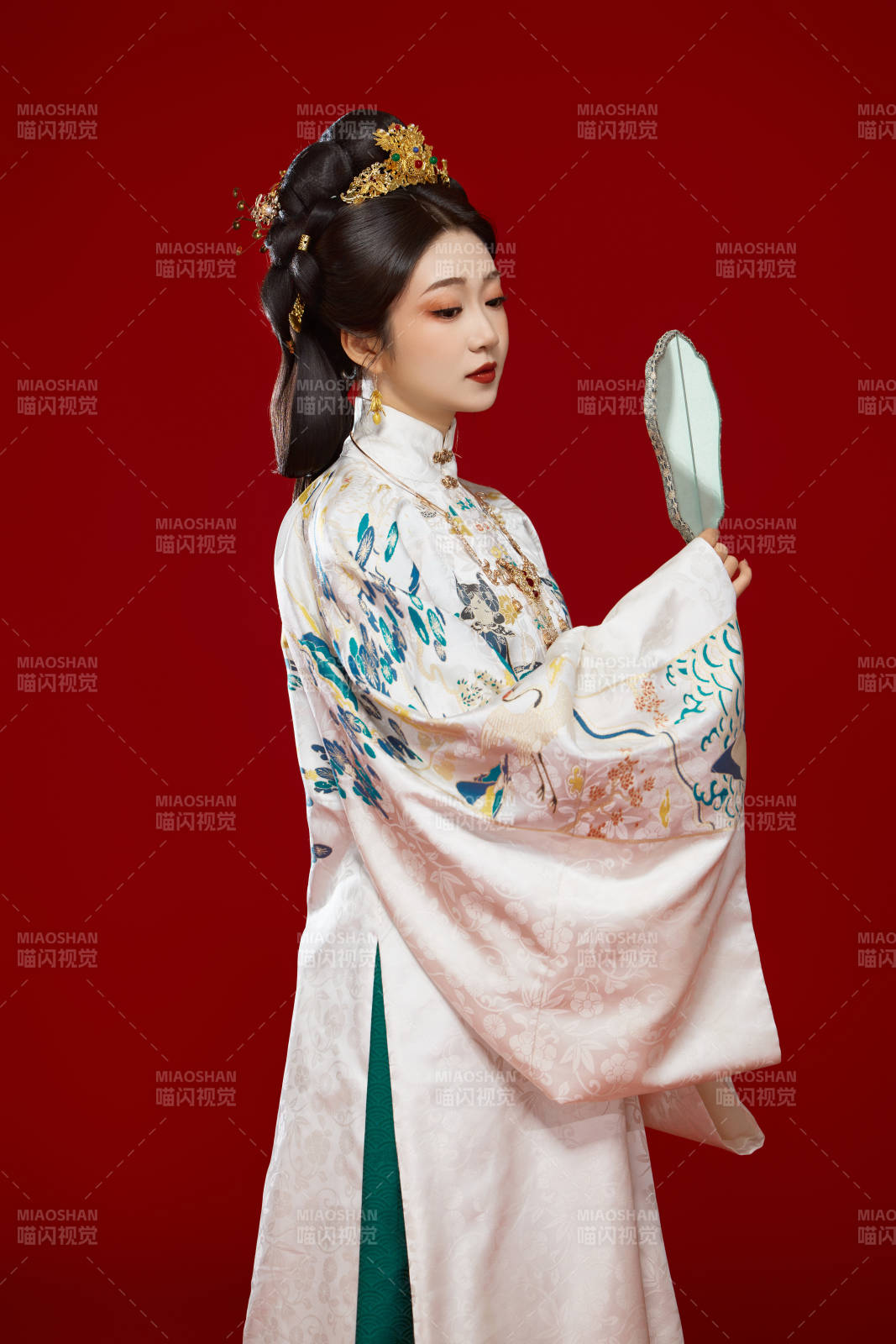 红色背景下穿着中国明朝明制汉服服饰的少女图片