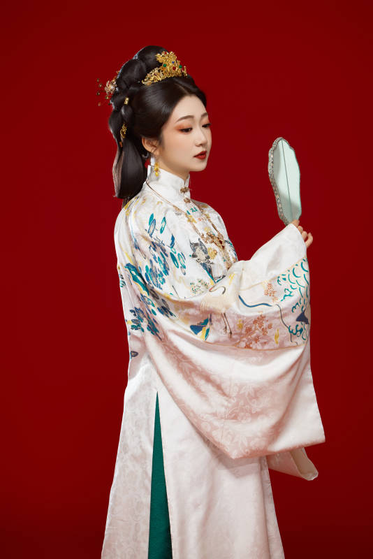 红色背景下穿着中国明朝明制汉服服饰的少女图片