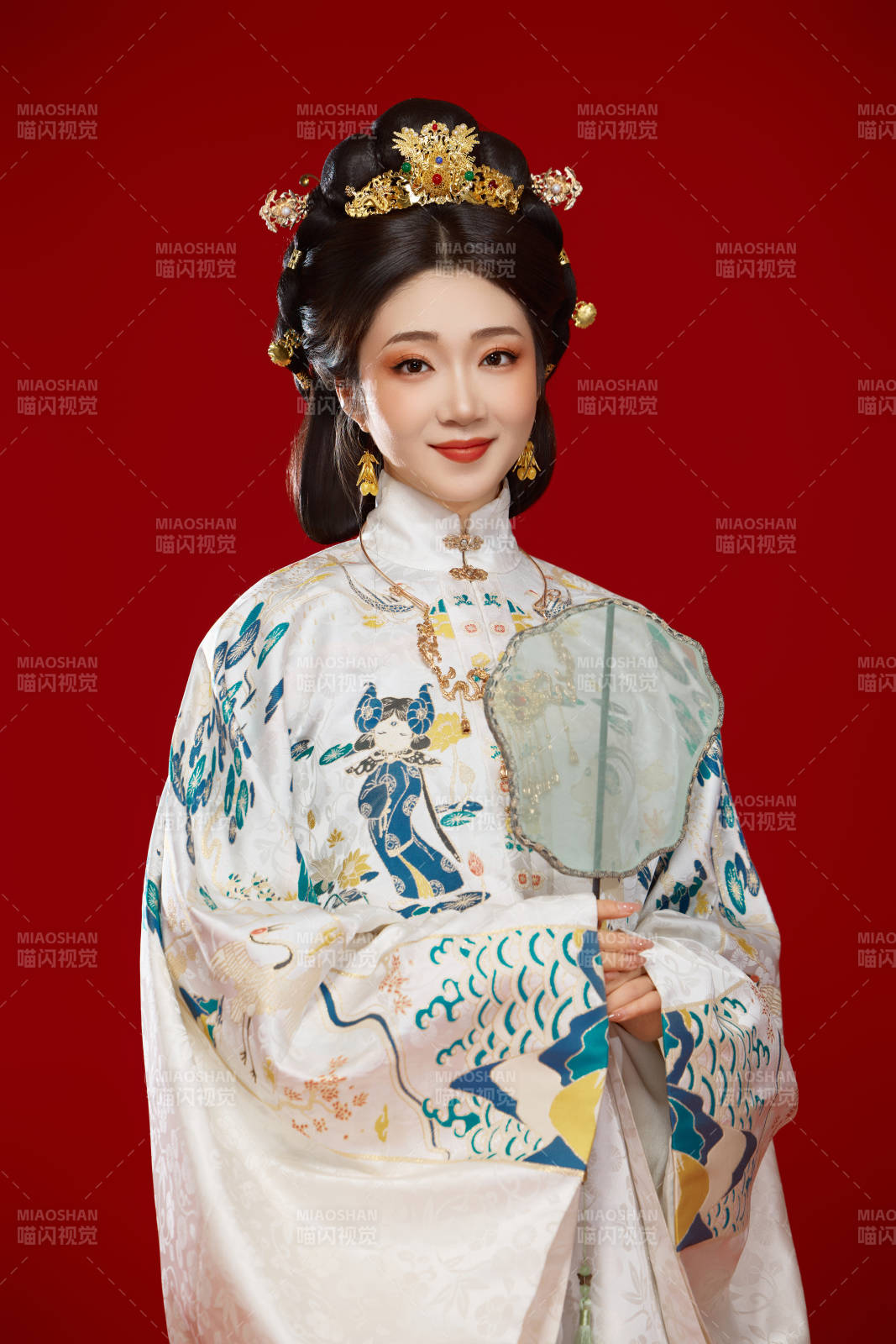 红色背景下穿着中国明朝明制汉服服饰的少女图片