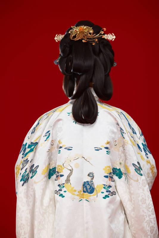 红色背景下穿着中国明朝明制汉服服饰的少女图片