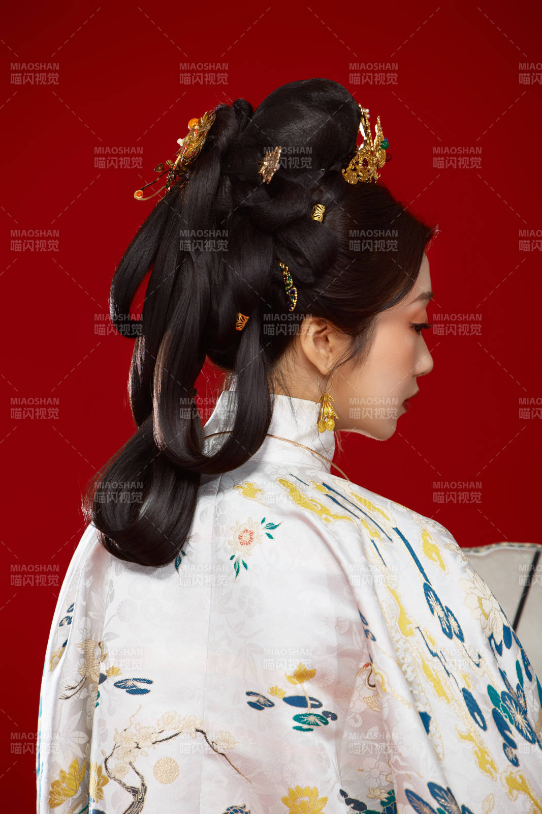 红色背景下穿着中国明朝明制汉服服饰的少女图片