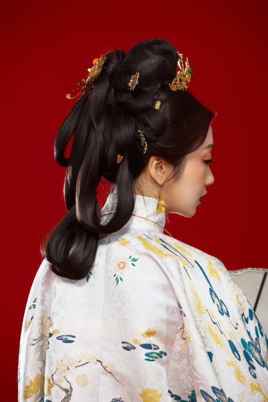 红色背景下穿着中国明朝明制汉服服饰的少女图片