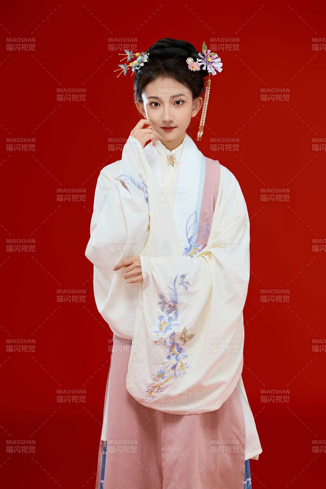 红色背景下穿着中国明朝明制汉服服饰的少女图片