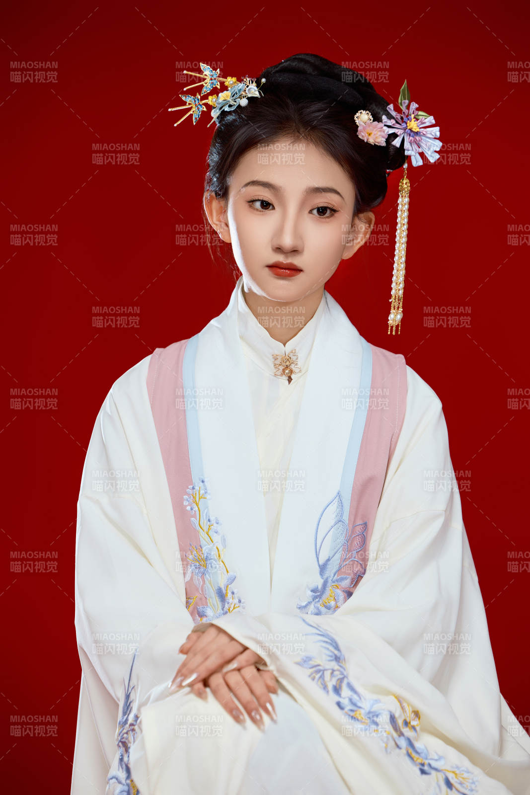 红色背景下穿着中国明朝明制汉服服饰的少女图片