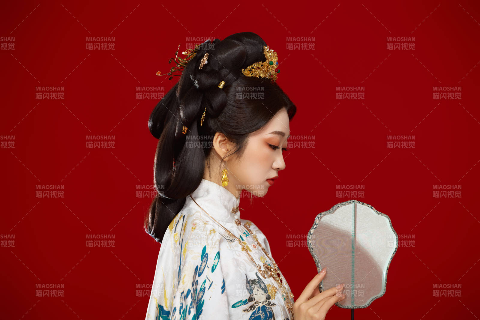 红色背景下穿着中国明朝明制汉服服饰的少女图片