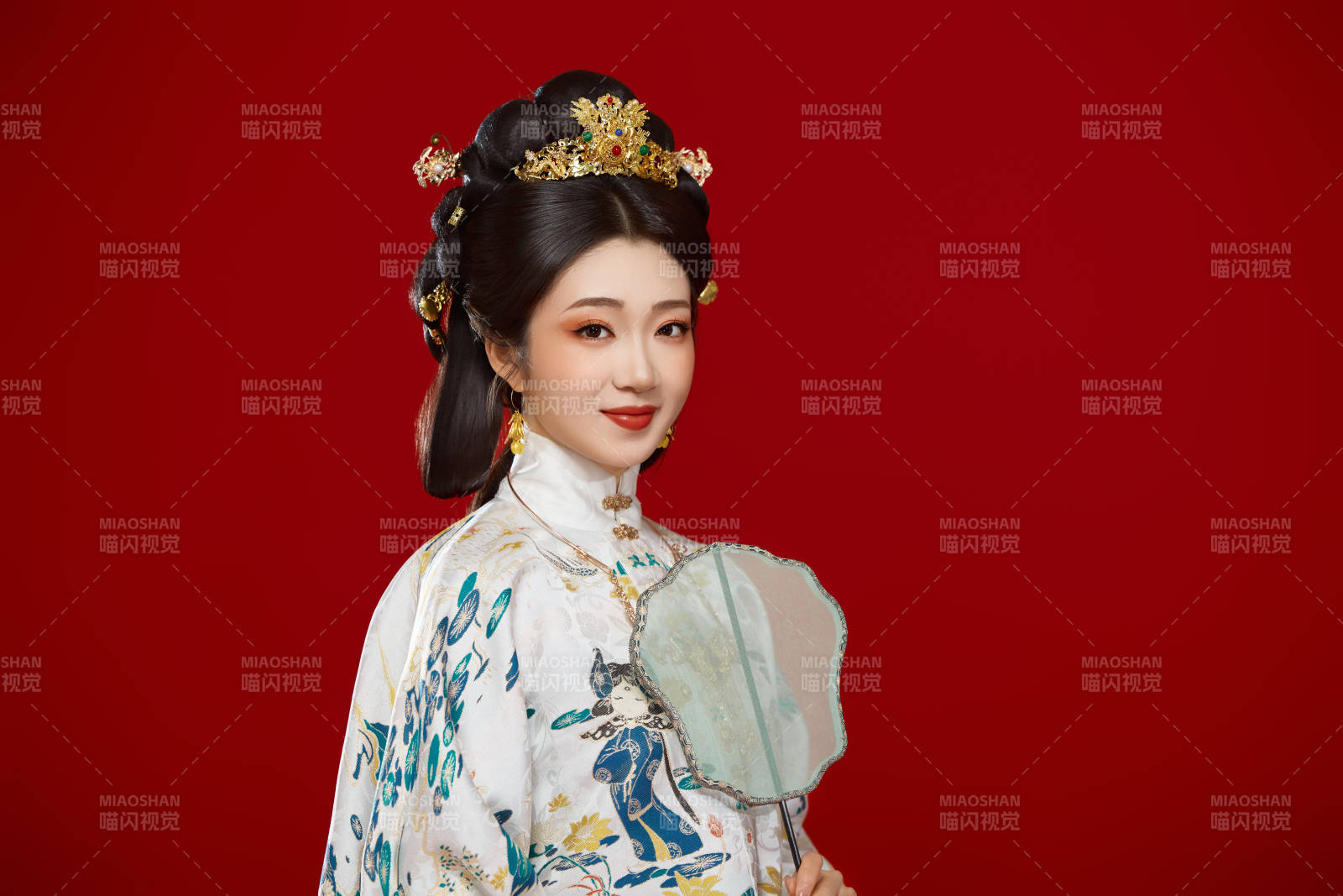 红色背景下穿着中国明朝明制汉服服饰的少女图片