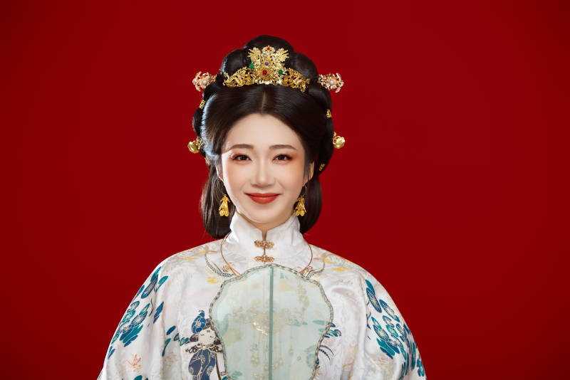 红色背景下穿着中国明朝明制汉服服饰的少女图片