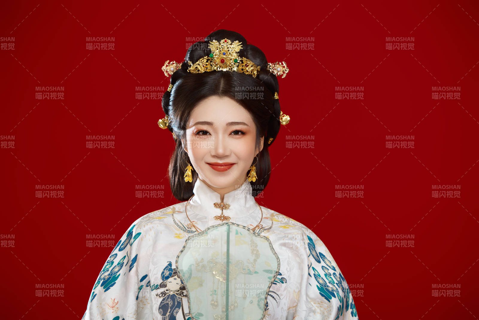 红色背景下穿着中国明朝明制汉服服饰的少女图片