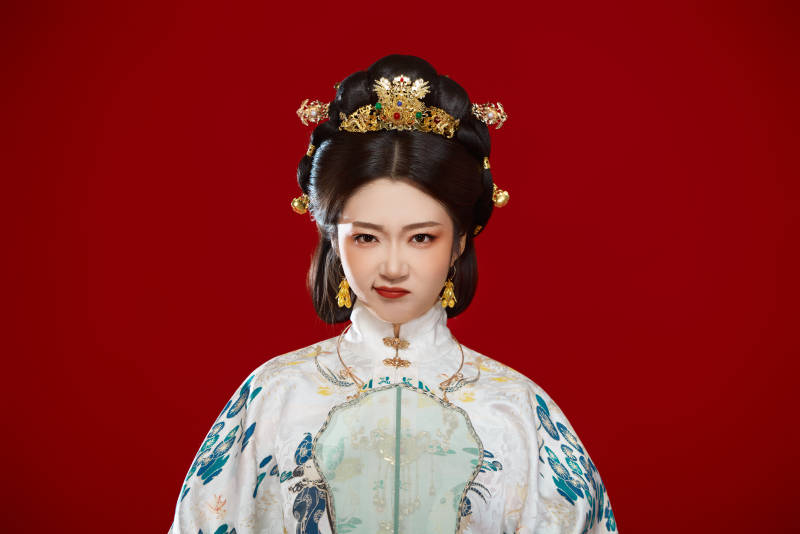 红色背景下穿着中国明朝明制汉服服饰的少女图片