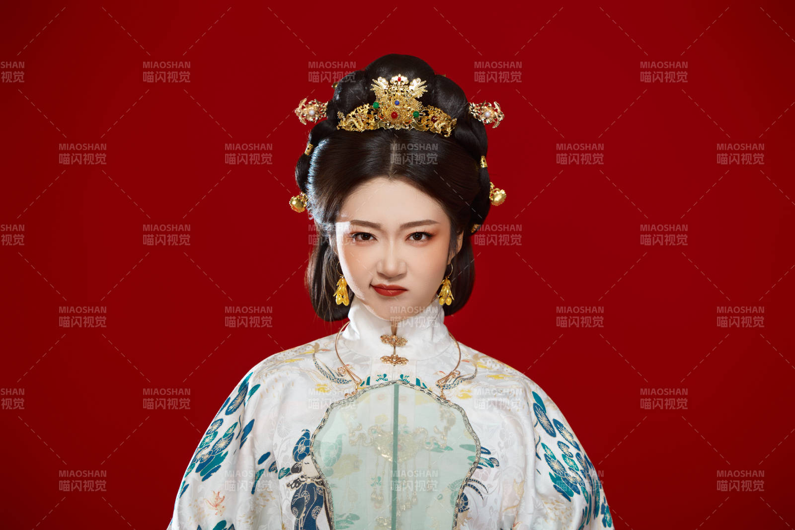 红色背景下穿着中国明朝明制汉服服饰的少女图片