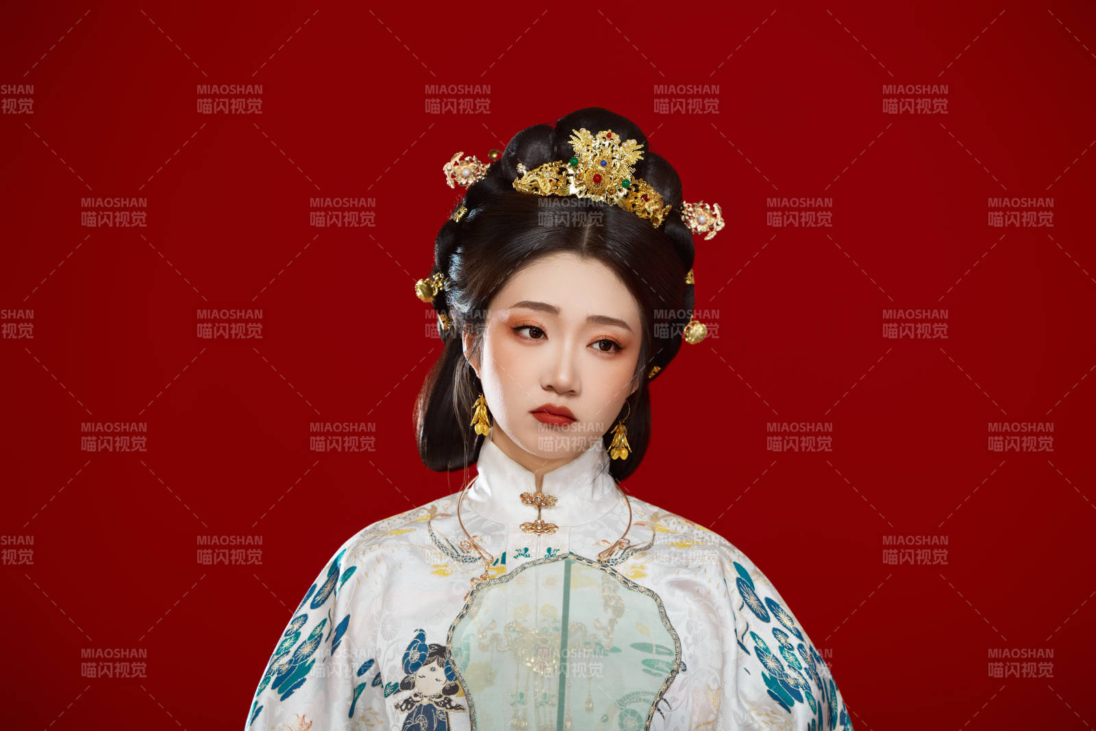 红色背景下穿着中国明朝明制汉服服饰的少女图片