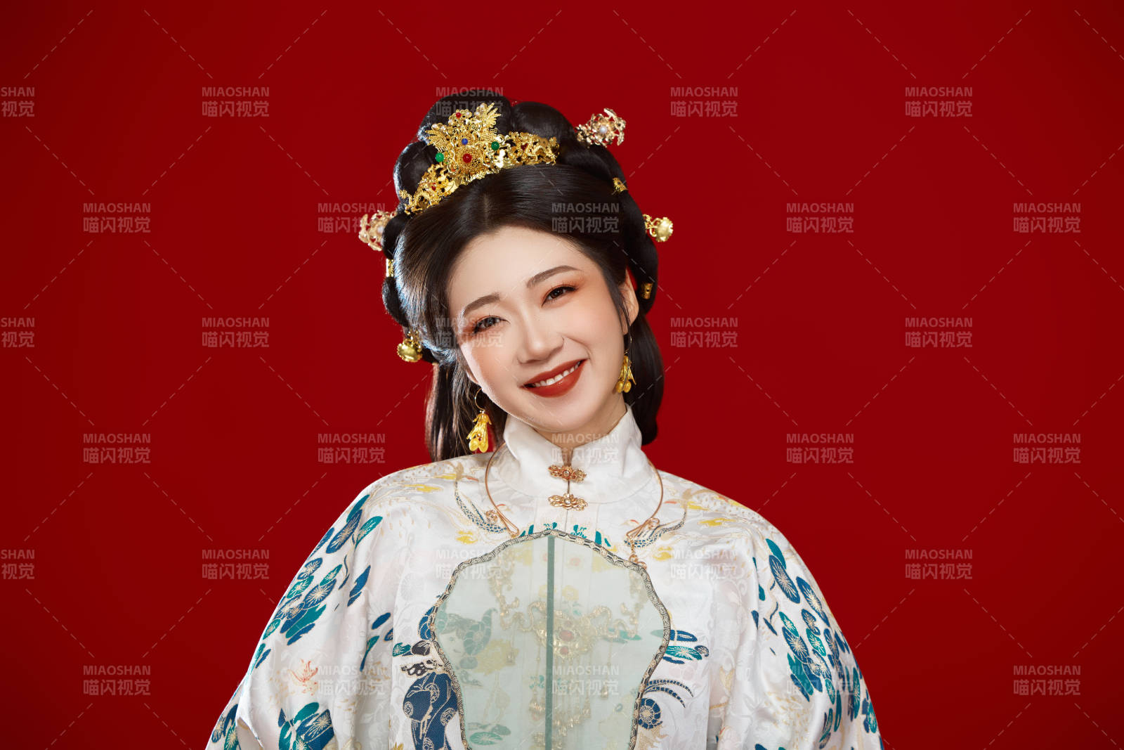 红色背景下穿着中国明朝明制汉服服饰的少女图片