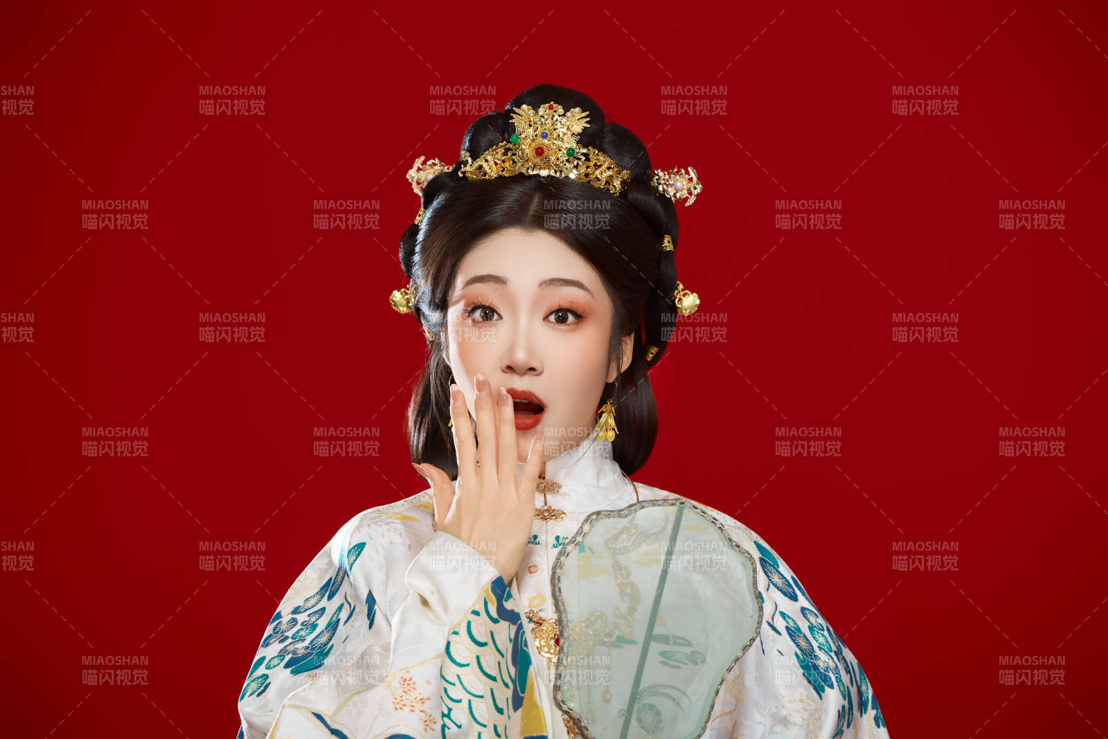 红色背景下穿着中国明朝明制汉服服饰的少女图片