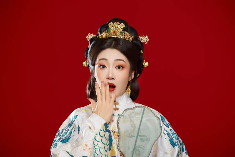 红色背景下穿着中国明朝明制汉服服饰的少女图片