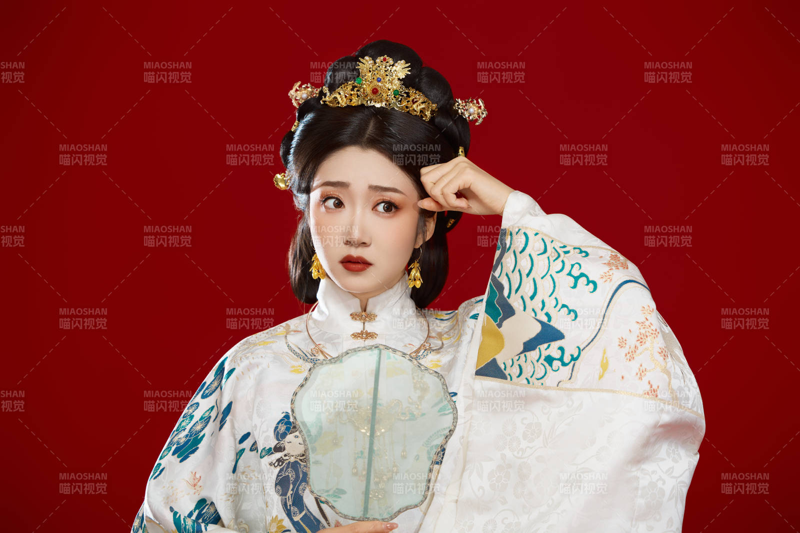 红色背景下穿着中国明朝明制汉服服饰的少女图片