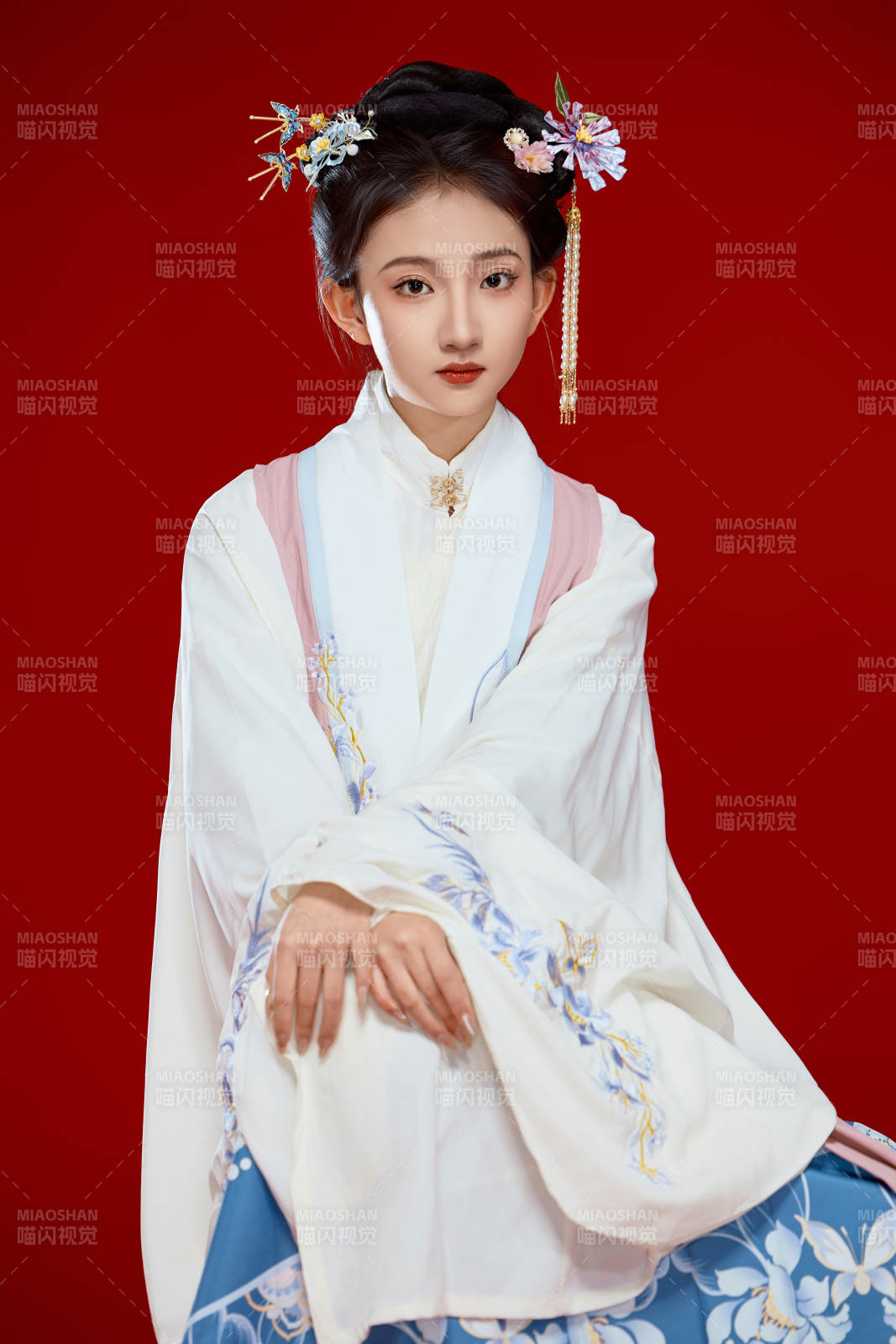 红色背景下穿着中国明朝明制汉服服饰的少女图片