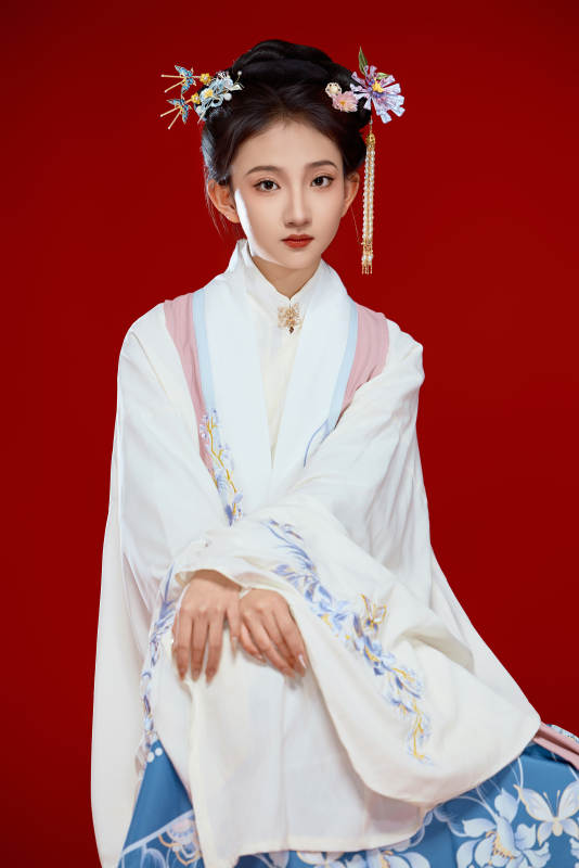 红色背景下穿着中国明朝明制汉服服饰的少女图片