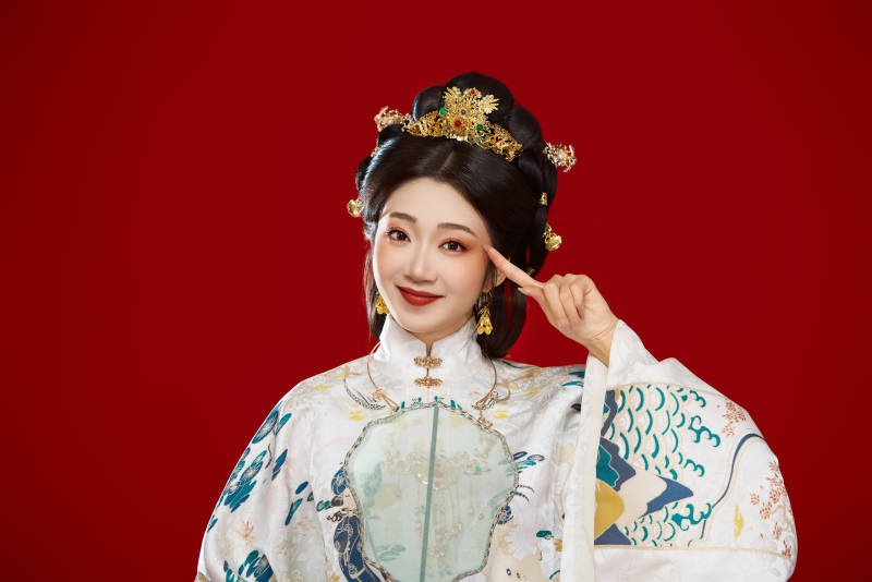 红色背景下穿着中国明朝明制汉服服饰的少女图片